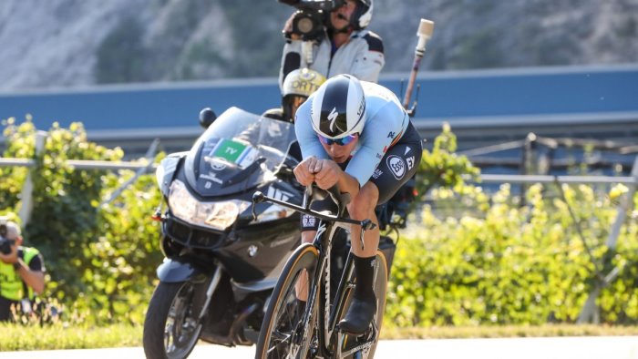 prima tappa e maglia rosa al giro per evenepoel ganna 2