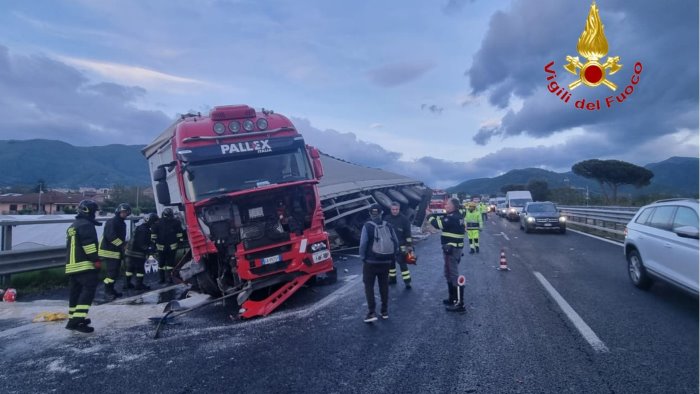 mezzo pesante si ribalta sull autostrada gasolio sulla carreggiata