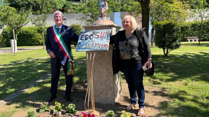 baronissi l artista laura bruno dona alla citta l opera fratture