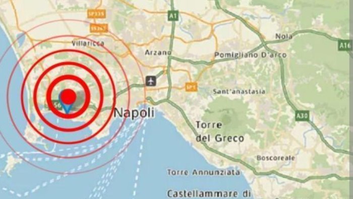 terremoto ai campi flegrei trema napoli scossa 4 4 e domani scuole chiuse