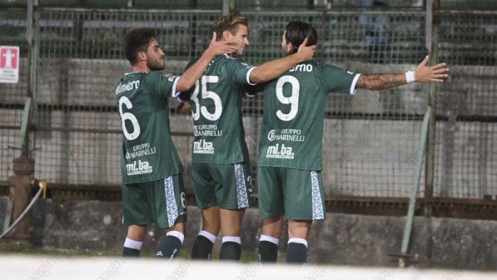 avellino il peso offensivo nel match di ritorno con l obbligo della vittoria