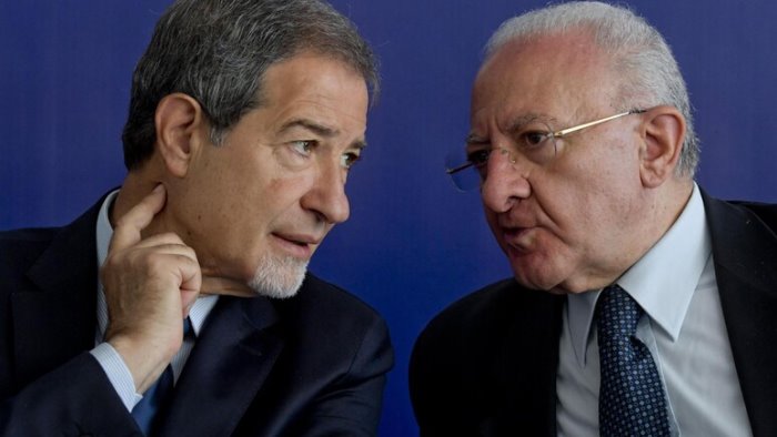 chi vive qui non ha colpe e scontro de luca musumeci sui campi flegrei