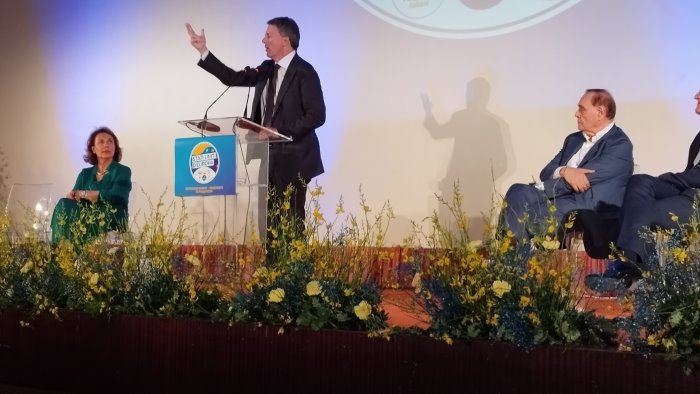 mastella abbraccia renzi e il piu democristiano in circolazione