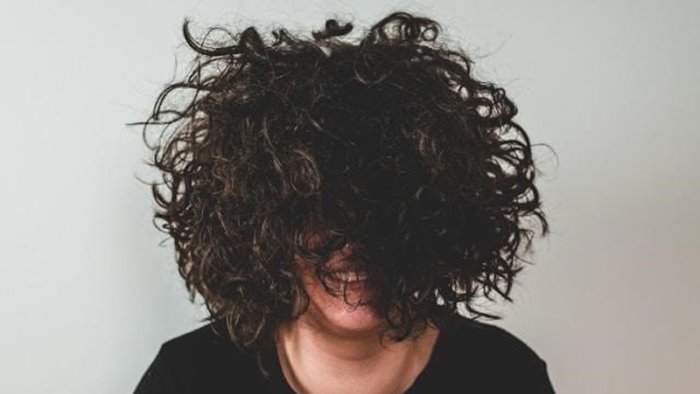 come prendersi cura dei capelli ricci con lo shampoo adatto