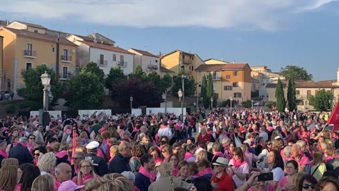 una luce per la vita domenica a pietrelcina fiaccolata per i malati oncologici