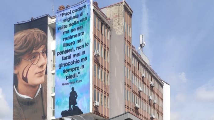 gli occhi di giancarlo siani diventano il simbolo di casoria ecco il murales