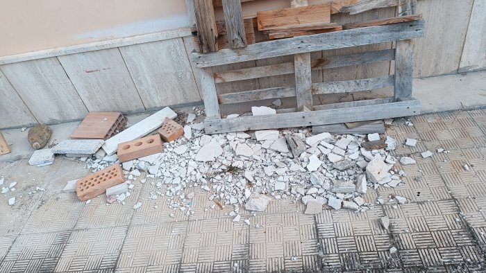 ariano calcinacci in caduta libera dai balconi famiglie in pericolo