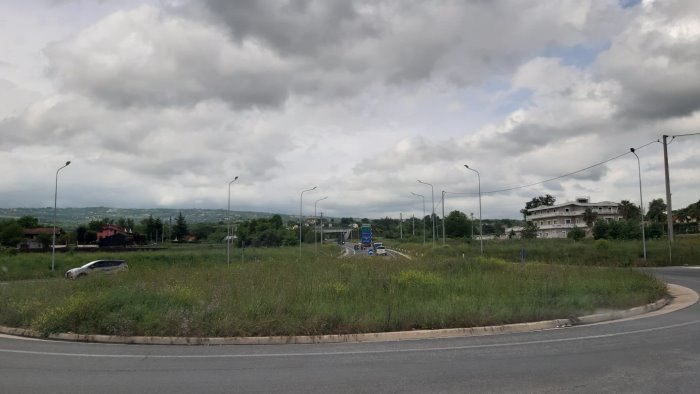 sommersa da erbacce e a rischio incidenti la rotatoria di grottaminarda