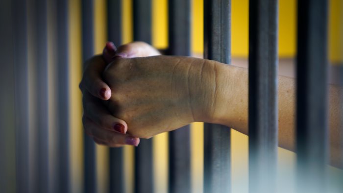 attimi di tensione nel carcere di ariano irpino insorgono i sindacati