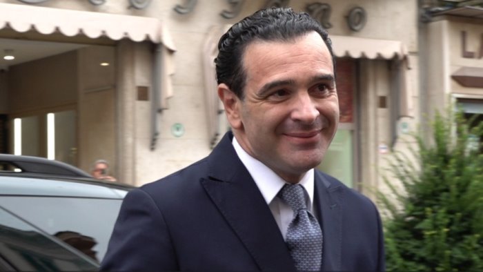 comanda chi puo obbedisce chi non vuole la nemesi comica di gianluca festa