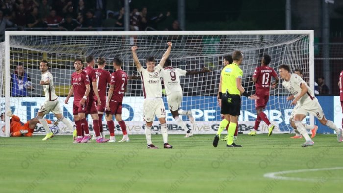 salernitana iervolino si stringe alla squadra carica e applausi nel post gara
