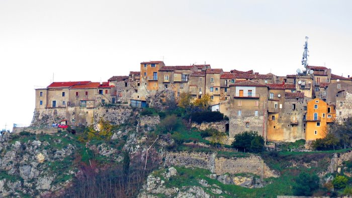 caggiano i cittadini si autotassano per abbellire il borgo