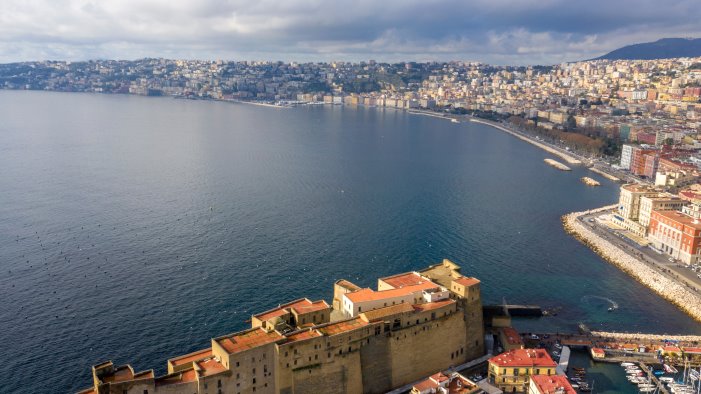 il giro il lungomare di napoli e la memoria di francesco caracciolo