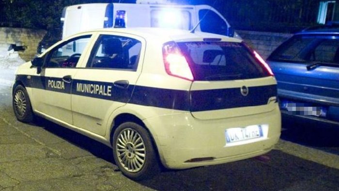 minaccia passanti brandendo forbici bloccato e denunciato