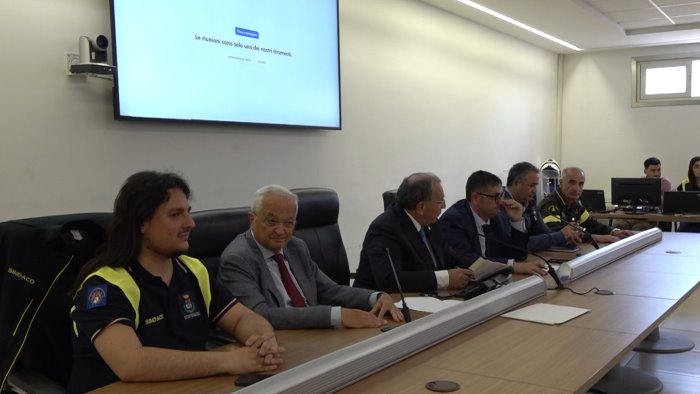 campi flegrei 19 famiglie sgomberate stato d emergenza sindaci perplessi