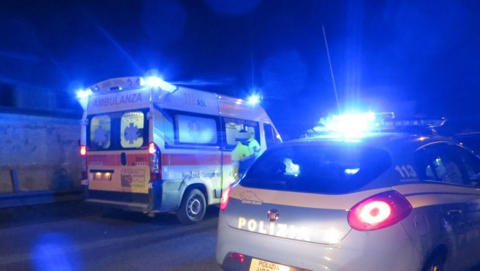 cerca di sfuggire alla polizia cade e si frattura caviglie piantonato al s pio
