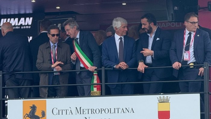 giro d italia groves vince a napoli due manifestanti sul tracciato nel finale