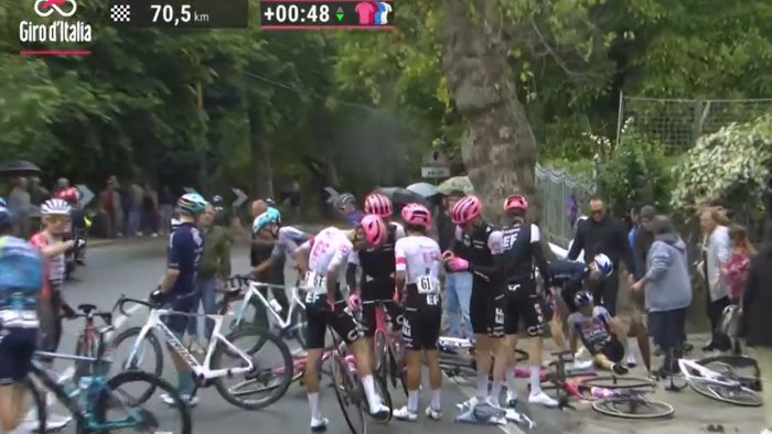 giro maxi caduta nel baianese siamo dispiaciuti la pioggia ha rovinato tutto