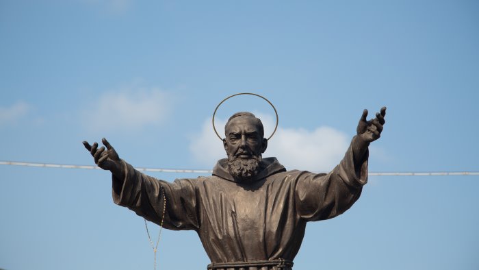 pago veiano dona l olio per la lampada votiva a san pio da pietrelcina
