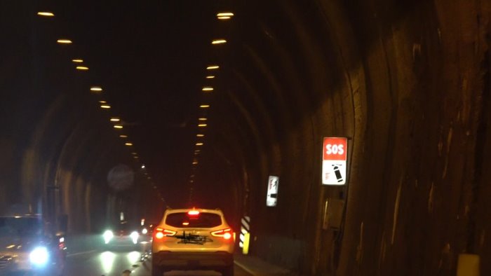 incidente in galleria a solofra code sul raccordo polstrada e anas sul posto