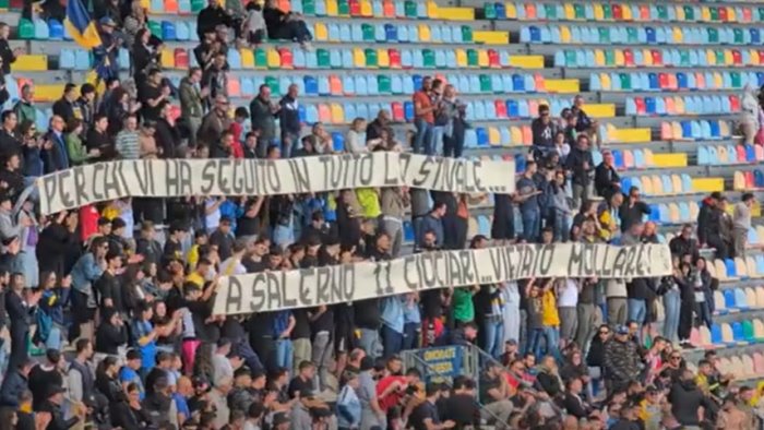 frosinone la squadra abbracciata dalla sua gente a salerno lottate per noi