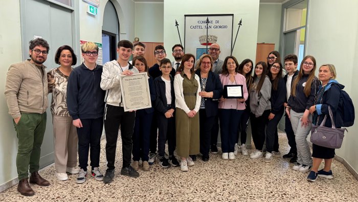 bomba a castel san giorgio premiati studenti per piu forte della paura