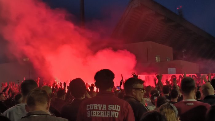 foto salernitana in mille all arechi per protestare vergogna senza fine