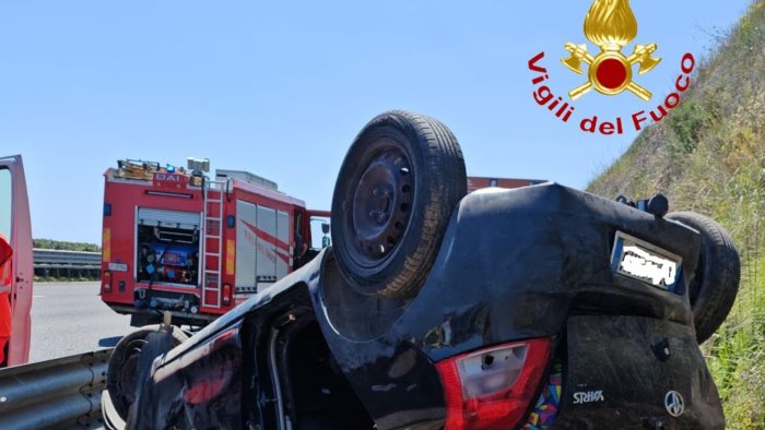 eboli auto finisce fuori strada e si ribalta ferito un 91enne