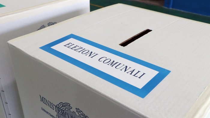 centrosinistra in crisi nei comuni campani pd diviso m5s scompare