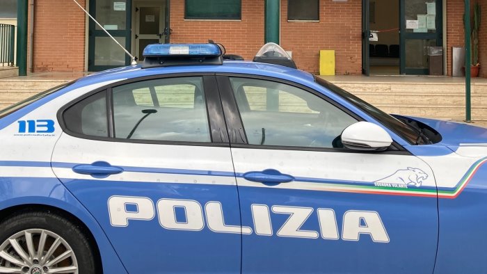 poliziotti aggrediti a calci e pugni finiscono in ospedale arrestato un 26enne