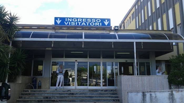 battipaglia da in escandescenza al pronto soccorso e aggredisce il personale