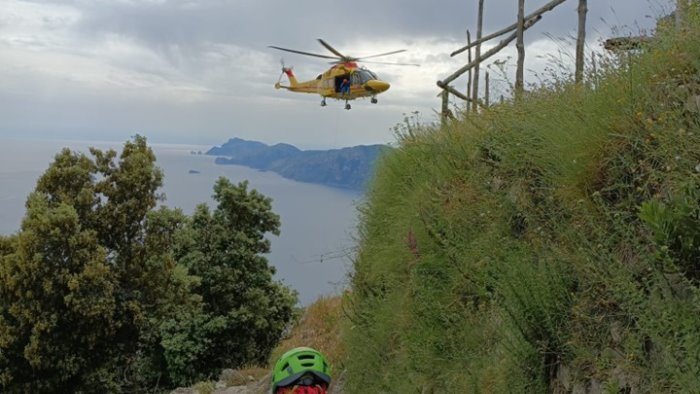 incidente sul sentiero degli dei 75enne scivola e finisce in ospedale