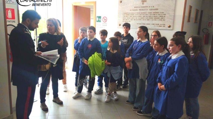 a baselice la scuola in visita dai carabinieri