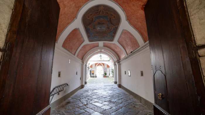 cava de tirreni il corso porticato piu grande del sud diventa museo open air