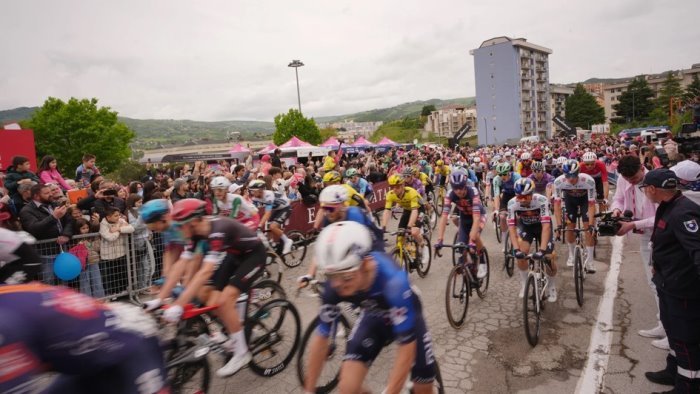sperone caduta al giro d italia colpita in pieno un insegnante