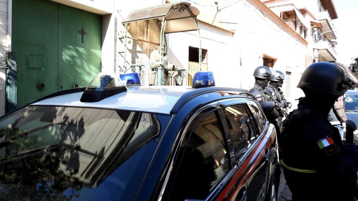 incredibile a napoli droga persino nel cimitero e pusher minorenni