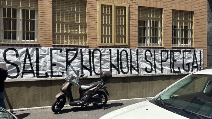 salerno non si piega lo striscione ultras davanti alla sede della lega b