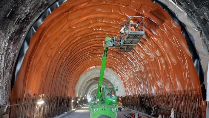 solofra cantiere galleria monte pergola licenziamenti e cantiere fermo