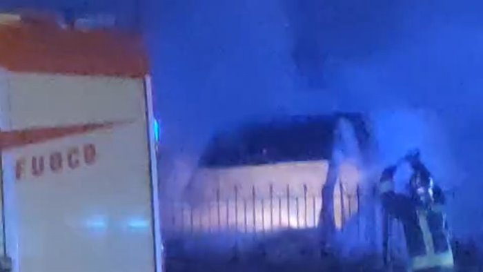 in fiamme nella notte auto e furgone di una societa di noleggio