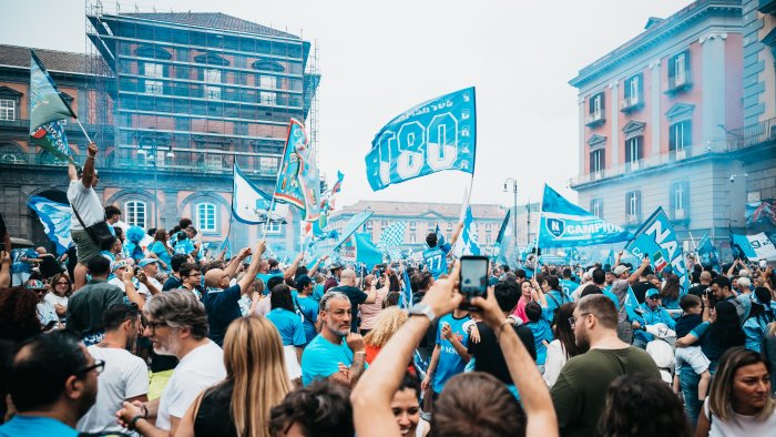 canale 16 scende in campo in diretta la festa scudetto col bus scoperto