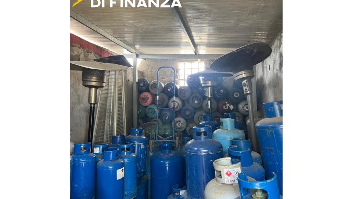 sequestrati dalla finanza due centri di fornitura bombole gpl