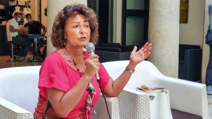 de stasio amministrazione indecisa tra autorizzazioni e revoche