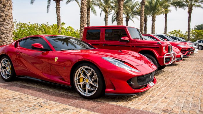 lo stile italiano incontra le strade arabe guidare una ferrari negli emirati