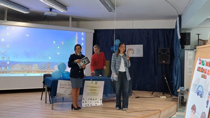 giornata mondiale dei bambini scomparsi la polizia fa prevenzione a scuola
