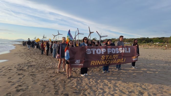 legambiente catena umana a paestum salviamo il clima e tempo di agire