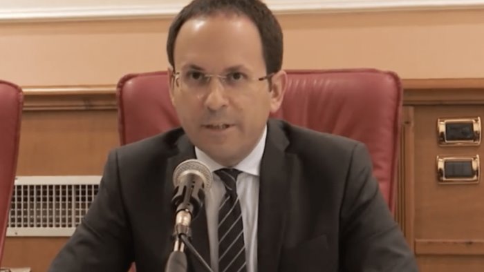 spettacolo deprimente nargi bloccata da guerra infinita di potere e poltrone