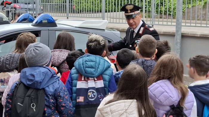 200 alunni delle scuole di ariano irpino e zungoli incontrano i carabinieri