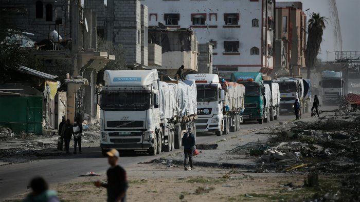 aiuti a gaza prime distribuzioni usa tra caos e spari