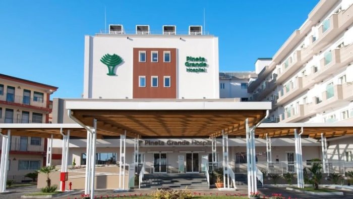 cade in monopattino e rischia di essere travolta dalle auto in transito