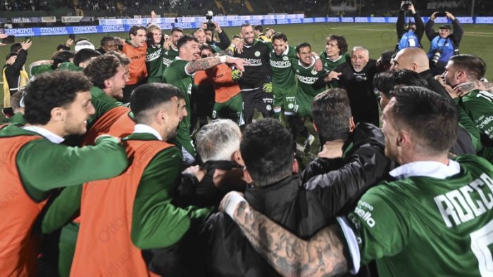 avellino un centrocampista in uscita sguardo attento sugli under